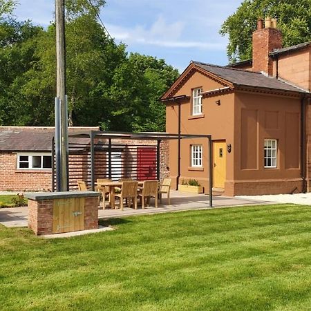 Oulton Park Lodge Little Budworth Exterior photo
